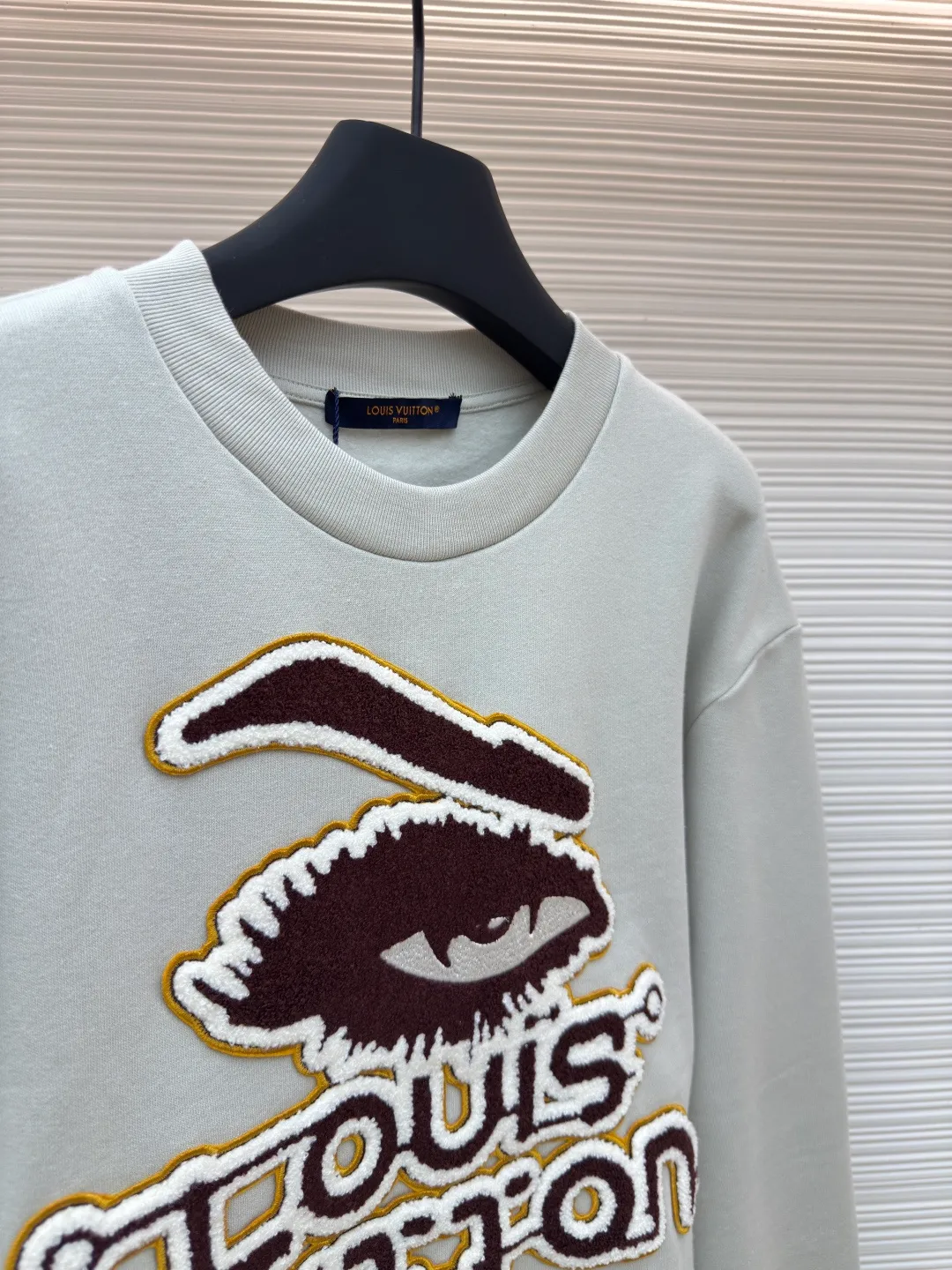 LOUIS VUITTON Wool embroidered attention-grabbing sweatshirt ●Authentic product: Purchased and developed for 11600 ●Item number: 1680517-A85 ●Fabric: double-ply cotton sweatshirt fabric ●Technology: embroidered patch production ●Version: fitted version ●Weight: about 565 grams ●Size: XS-S-M-L ●Description: The fabric is made of 32s double-ply cotton sweatshirt fabric. After the gray cloth is dyed and shaped, the base fabric is made of fleece shearing. It is matched with a 26s double-yarn horizontal plate machine to weave the ribs. The AB color is made according to the Y version color. The rib color of the bulk fabric is custom-dyed. The front panel is hand-embroidered and embroidered with a seal. The seal is embroidered with a Tajima towel machine imported from Japan. It is made, the yarn is dyed according to the pattern, using 26s/2 wool 30% blended yarn, the bottom layer is made of two-line non-woven fabric, three-dimensional towel embroidery + flat embroidery, laser positioning burnt cutting non-woven fabric hollow effect, later manual finishing of the corner edges, trimming the edge stop to the minimum, completely matching the same width as the pattern. The overall wiring is straight and delicate, the fabric is comfortable and soft, and the color is consistent without color difference. It can be matched with the same style to create a fashionable look and control various occasions. Customized accessories, complete with three standards, same style for men and women!